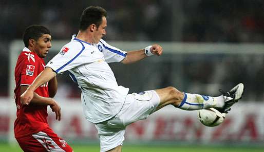 Stürmt in der kommenden Saison wohl für den 1. FC Köln: Karlsruhes Sebastian Freis (r.)