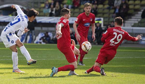 Hiroki Yamadas Schuss wird von Heidenheims Hintermannschaft geblockt