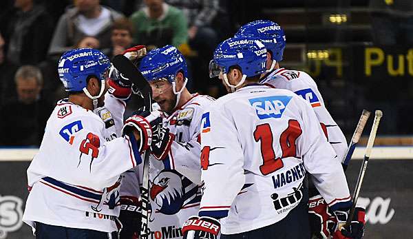 Die Adler Mannheim müssen am Freitag gegen den KEC gewinnen, um die Saison am Leben erhalten