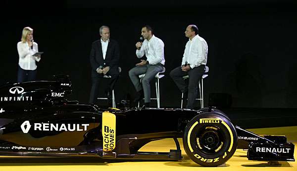 Bei den Testfahrten in Barcelona war Renault noch überraschend mit schwarzen Boliden angetreten