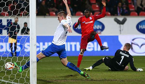 Taiwo Awoniyi brachte Frankfurt in Führung - doch Heidenheim schlug zurück.