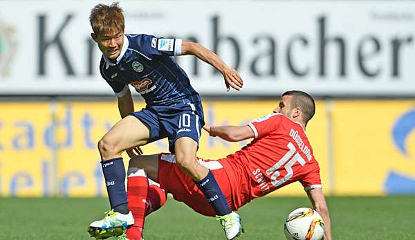 Lukas Schmitz versucht Seung-Woo Ryu den Ball streitig zu machen