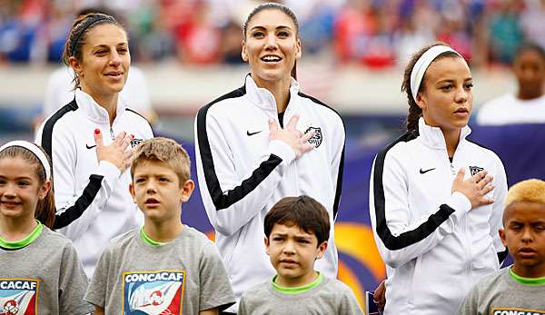 Carli Lloyd (l.) und Hope Solo (M.) hatten zusammen mit drei weiteren Spielerinnen Beschwerde eingelegt