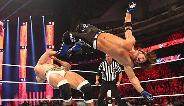 AJ Styles (r.)  ist der offizielle Herausforder des Champions Roman Reigns