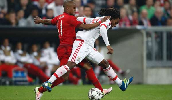 Douglas Costa (l.) im Zweikampf mit Benficas Renato Sanches