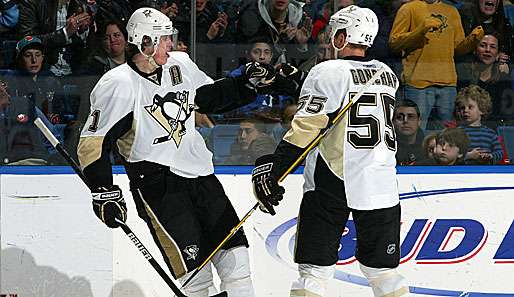 Jewgeni Malkin und Sergej Gonchar (r.) feiern den Sieg gegen die Canadiens
