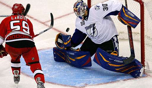 Canes-Stürmer Chad LaRose scheitert an Tampas Goalie Mike McKenna