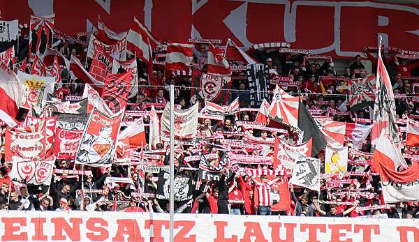 Fans des Halleschen FC haben Polizisten mit Bier und anderen Flüssigkeiten in Aue beworfen