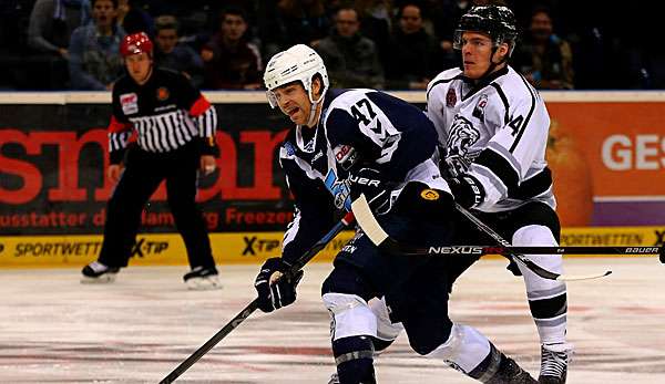 Oblinger (r.) im Trikot der Nürnberg Ice Tigers