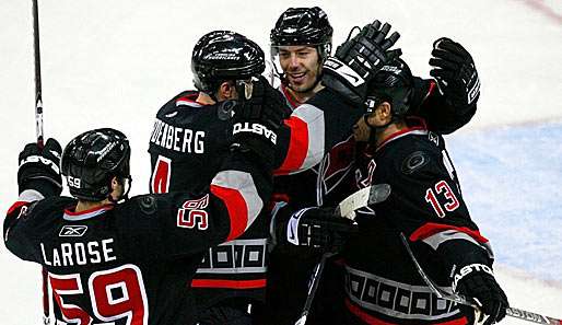 Dennis Seidenberg (2.v.l.) freut sich mit seinen Carolina Hurricanes