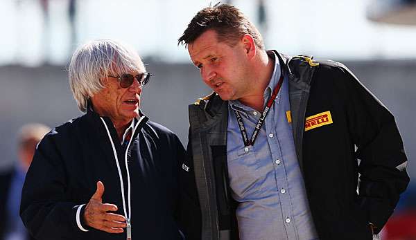Bernie Ecclestone im Austausch mit Pirelli-Motorsportdirektor Paul Hembery 
