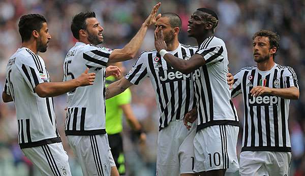 Sami Khedira und seine Mitspieler feiern den Sieg gegen US Palermo