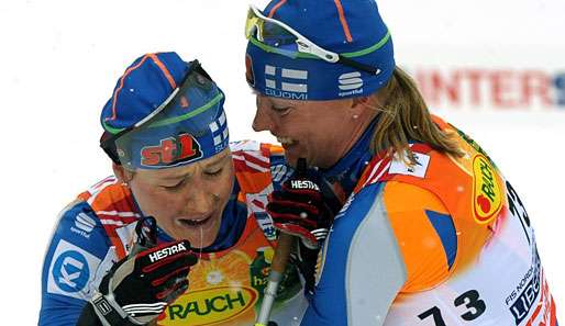 Jubel bei Aino Kaisa Saarinen (l.) und Virpi Kuitunen: Die Finninen gewannen WM-Gold im Team-Sprint