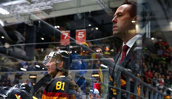 Marco Sturm steht hinter der Bank 