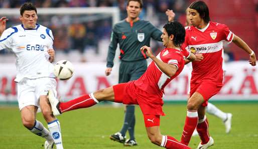 Kampfbetontes Baden-Württemberg-Derby. Hier Serdar Tasci gegen Giovanni Federico.