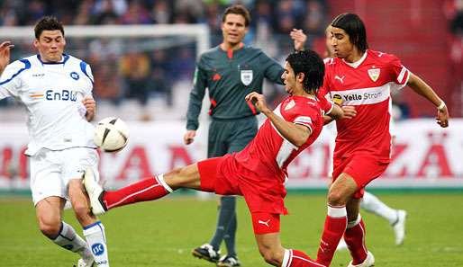 Serdar Tasci mit dem gestreckten Bein gegen Giovanni Federico