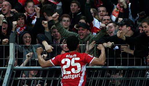 Derby-Emotionen pur: Torschütze Elson lässt sich von den VfB-Fans feiern