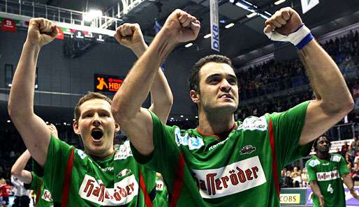 Freude bei Magdeburg und seinem besten Werfer Alexandros Vasilakis (r.)