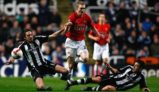 Selbst in Überzahl konnte Newcastle Manchester nicht stoppen. Hier setzt sich Darren Fletcher durch