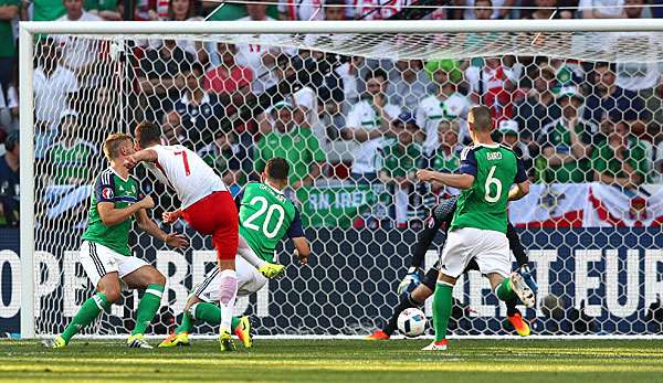 Durch die Beine von Craig Cathcart findet der Schuss von Arkadiusz Milik den Weg ins Tor