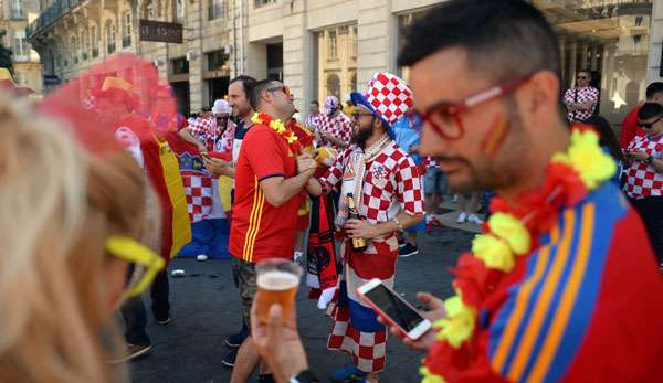 Die Fans in Bordeaux konnten sich vor dem Spiel noch freundlich begrüßen