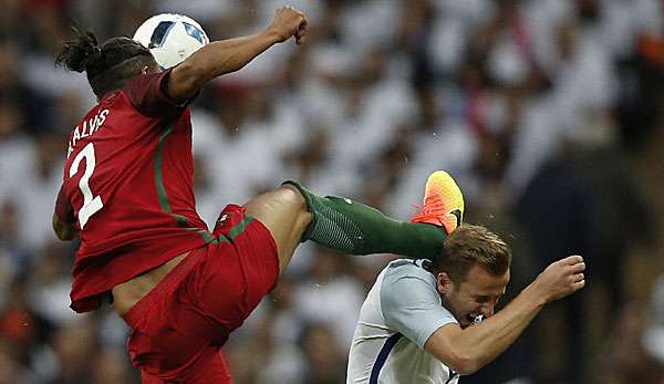 Bruno Alves rauschte in der 35. Minute auf Kopfhöhe in Harry Kane hinein