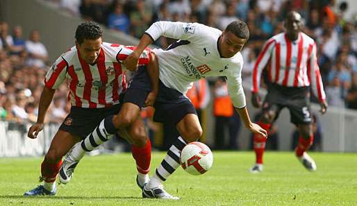 Das Hinspiel gegen Sunderland verloren Jermaine Jenas (r.) und die Spurs zuhause mit 1:2 