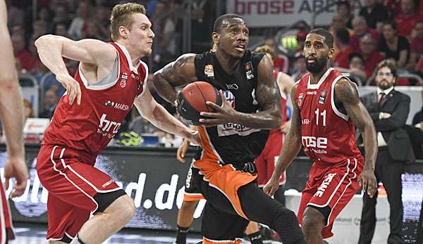 Raymar Morgan wird von den Bambergern gut bewacht