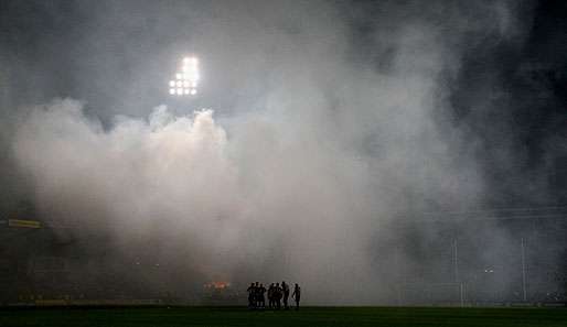 Vernebeltes Millerntor: Rostock-Fans hatten in der Halbzeit Feuerwerk und Rauchbomen gezündet