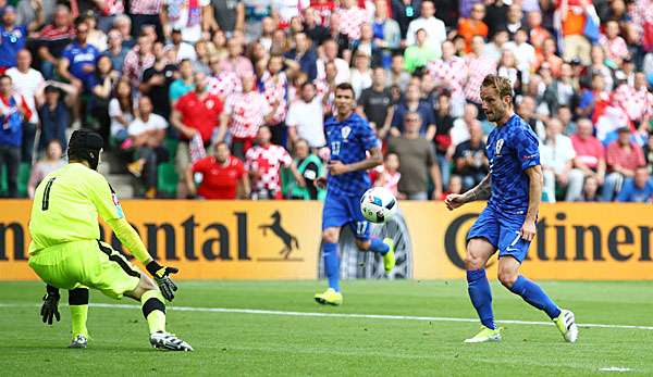 Ivan Rakitic überwindet Petr Cech zum Tor für Kroatien