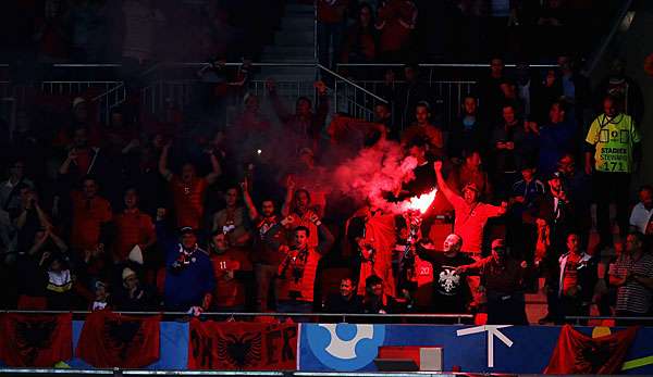 Die albanischen Fans zündeten auf den Rängen Pyrotechnik