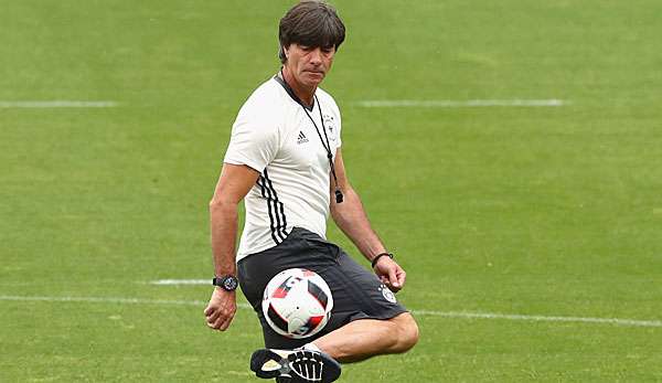 Joachim Löw lässt es sich im Training nicht nehmen, seine eigenen Künste am Ball zu zeigen