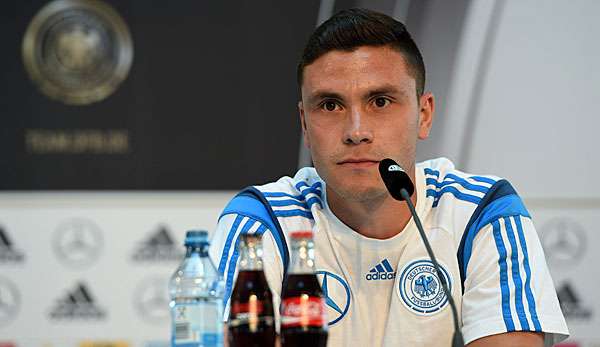 Jonas Hector ist vor dem Achtelfinale zu Scherzen aufgelegt