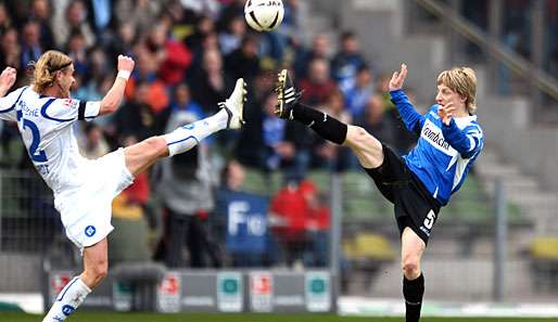 Der Zweikampf zwischen Bielefelds Rüdiger Kauf (r.) und Marco Engelhardt gleicht eher eine asiatischen Kampfsportart