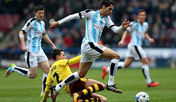 Die Trikotfarben bleiben nahezu gleich. Matmour kommt von Huddersfield Town 