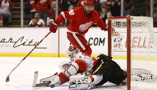 Detroits Henrik Zetterberg scheitert im Shootout an Calgarys Keeper Miikka Kiprusoff