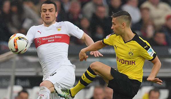 Der Wechsel von Filip Kostic (l.) von Stuttgart zum HSV droht zu platzen