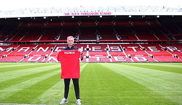 Jose Mourinho posierte zum ersten Mal im Old Trafford