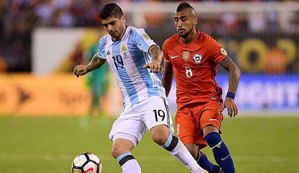 Ever Banega verlor im Finale der Copa America gegen Arturo Vidals Chilenen