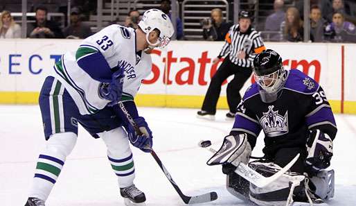 Traf beim Sieg gegen die Kings doppelt: Der schwedische Stürmer Henrik Sedin (l.)