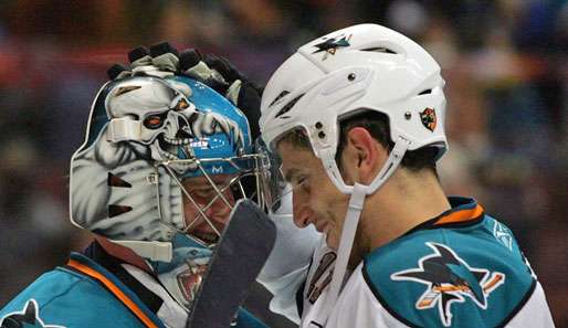 Marcel Goc (r.) gratuliert Sharks-Goalie Jewgeni Nabokow zum Shutout