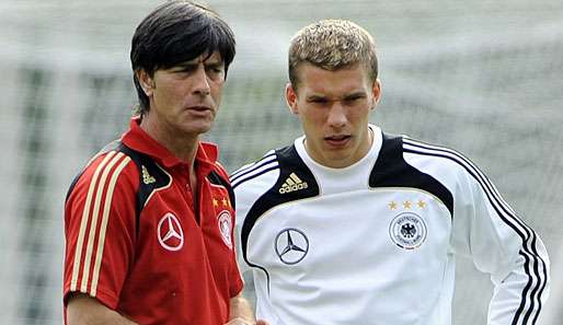 Joachim Löw (l.) traut Lukas Podolski eine entscheidende Rolle im Bundesliga-Titelkampf zu 