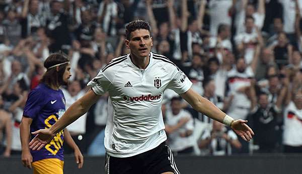 Die Fans von Besiktas lassen nichts unversucht um Mario Gomez zum Umdenken zu bewegen