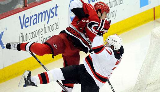 Tuomo Ruutu von den Carolina Hurricanes räumt Devil Paul Martin aus dem Weg