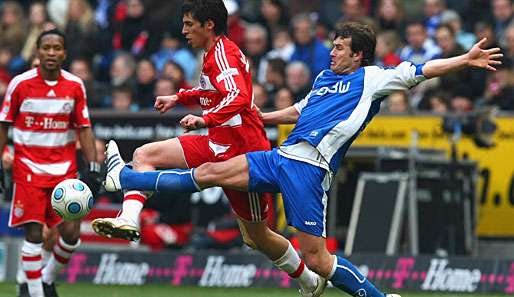 Bayerns Jose Ernesto Sosa im Zweikampf mit dem Karlsruher Andreas Görlitz