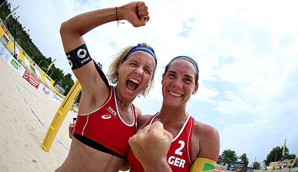Laura Ludwig (l.) und Kira Walkenhorst stehen in Klagenfurt unter den letzten Vier
