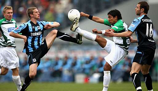 Lars Bender (l.) und Sami Allagui (r.) im Kampf um den Ball 