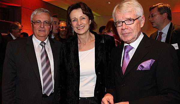 Dagmar Freitag (m.) mit Theo Zwanziger (l.) und Reinhard Rauball (r.)