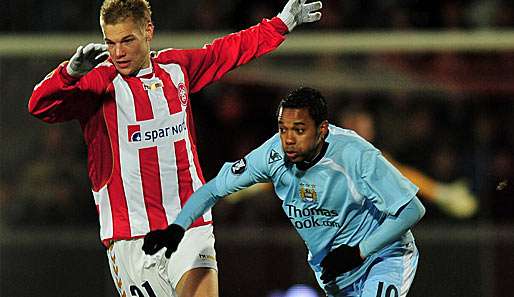 ManCity-Superstar Robinho (rechts) hatte in Aalborg einen schweren Stand