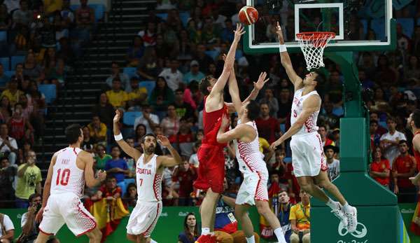 Spielentscheidend: Dario Saric mit dem Block gegen Pau Gasol 